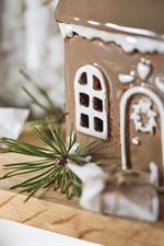 27630-14 Hus til fyrfadslys Stillenat Gingerbread dørkrans fra Ib Laursen med hvide vinduer - Tinashjem